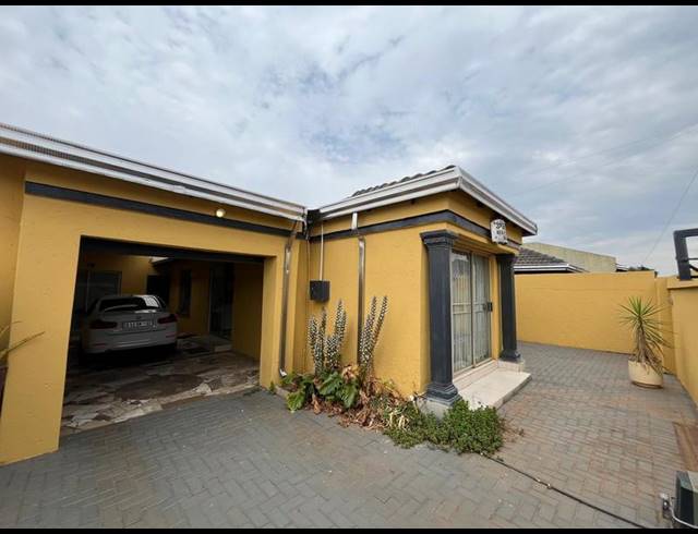 3 BEDROOM HOUSE FOR SALE IN PROTEA GLEN